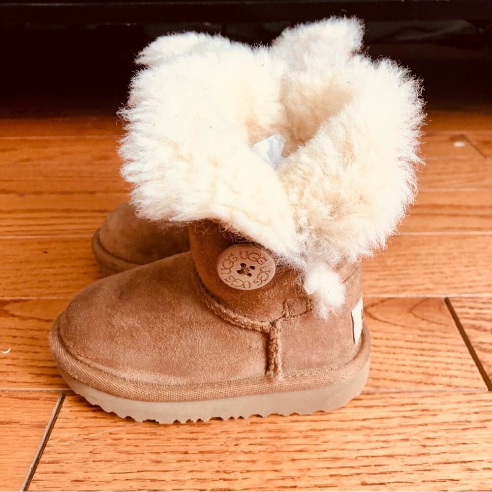 UGG Unisex-Child T Bailey Button II Tan Sheepskin Boots Wool Trim Girl’s Size 6 - Picture 3 of 12